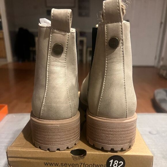 NWT‎ Seven7 women's Billie Chelsea boot metallic gold size 9 women's - Picture 3 of 6